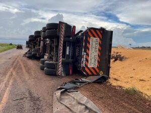 Após acidentes, toneladas de milho ficam espalhadas em rodovias no Oeste do PR
