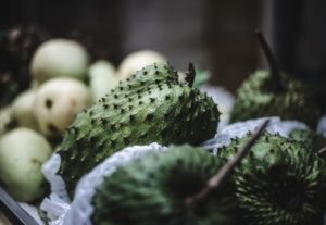 Graviola: saiba mais sobre a fruta rica em vitaminas e que faz a diferença no dia a dia