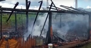 Casa é totalmente destruída pelo fogo em área rural de Cascavel