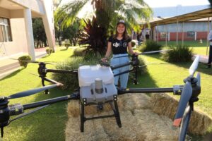 É de Cascavel a única instrutora mulher do Brasil habilitada para drones de pulverização