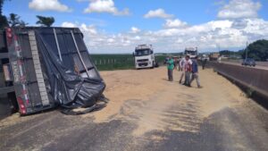 Carga de soja fica espalhada na pista em acidente com morte na BR-163, no PR