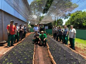 Trabalhadores constroem horta comunitária como treinamento de educação ambiental em Foz do Iguaçu