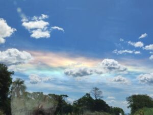 Nuvens coloridas no céu paranaense: o que causa o fenômeno?