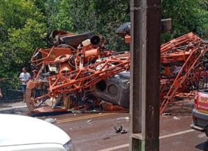 Máquina agrícola fica retorcida em acidente com carro no PR