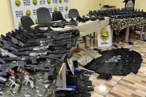 Caminhão paraguaio que transportava arroz escondia arsenal; carga foi apreendida pela Polícia