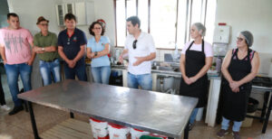 Agricultoras que atendem escolas recebem treinamento sobre alimentação saudável