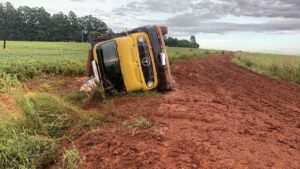 Caminhão carregado com sementes de soja tomba na área rural de Cascavel