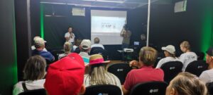 Mulheres do Sindicato Rural de Cascavel recepcionam caravanas com direito à sala de cinema