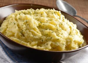 Purê de mandioca com salsa e cebolinha verde