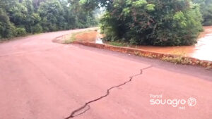 Rio transborda e rachadura em ponte na área rural de Toledo preocupa produtores