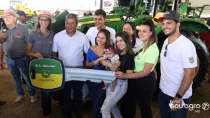 Com trator doado pela M.A Máquinas, Uopeccan arrecada verba para ajudar no tratamento de pessoas com câncer