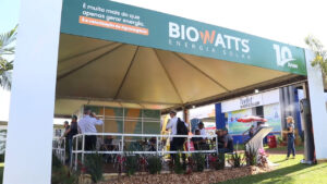 De placas fotovoltaicas a totem para carregamento de carros elétricos: confira as novidades da Biowatts no Show Rural