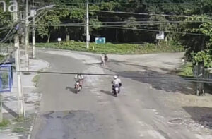 Mulher desmaia ao ser atropelada por cavalo