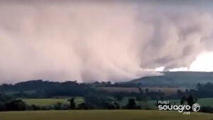 O que era a nuvem gigante que foi vista no céu do PR, no fim de semana?