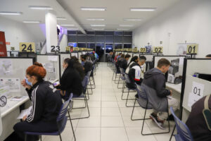 Paraná tem quase 12 mil vagas de trabalho, a maioria em linha de produção