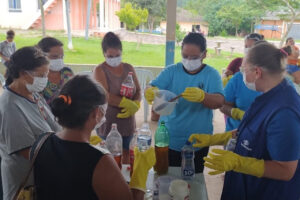 Mulheres aprendem a fazer sabão ecológico com sobras de óleo de soja
