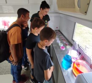 Laboratório demonstra como são feitas análises do leite durante feira no RS