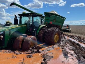 Muita chuva: máquinas atoladas e lavoura debaixo de água no MS