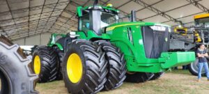 Trator gigante da John Deere garante mais velocidade no plantio