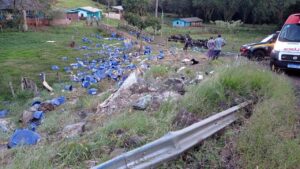 Carga de suplemento mineral para bovinos fica espalhada após acidente com morte no PR