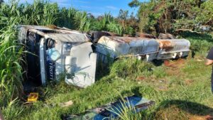 Motorista desvia de ônibus e tomba caminhão carregado de óleo vegetal na BR-277
