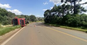 Caminhão carregado de soja tomba na BR-277; carga é saqueada
