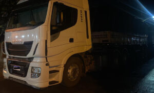 Polícia apreende carretas carregadas com 220 toneladas de milho