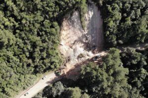 Após queda de barreira, DER/PR libera meia pista da PR-092