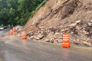 Rodovia paranaense é fechada temporariamente por conta dos deslizamentos de terra