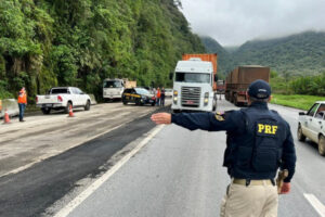 Caminhões e veículos pesados podem transitar na BR-277 e BR-376 nos feriados