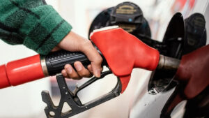 Preço do litro da gasolina e do etanol recua pela primeira vez em 2023