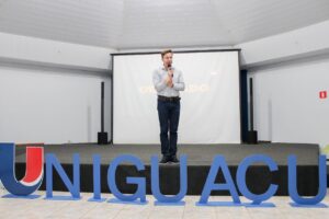Acadêmicos da UNIGUAÇU recebem superintendente da Lar