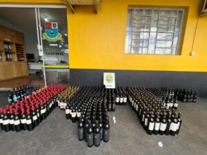 Polícia Militar apreende veículo com garrafas de vinho