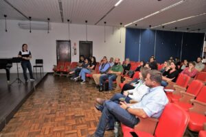 Produtores rurais participam de palestra sobre prevenção da Influenza Aviária