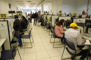 Semana começa com emprego de sobra; maioria das vagas é em linha de produção