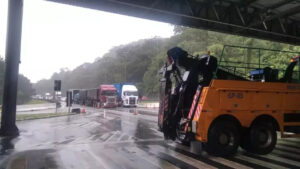Trecho que liga SC ao PR na BR-376 é interditado por conta da chuva