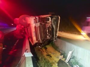 Carga de soja fica espalhada na pista após acidente com morte no PR