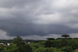 Frente fria traz chuva e deixa temperaturas mais amenas no Paraná