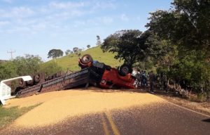 Grãos ficam espalhados pela pista e interditam via após tombamento de caminhão