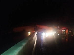 Após tombamento, BR-277 está interditada no Paraná