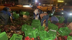 Frutas ficam espalhadas pela pista após acidente na BR-277