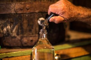 Produtor de cachaça artesanal lança bebida com carvalho francês e uma madeira brasileira