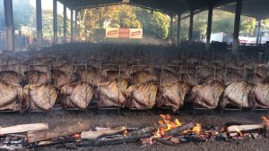Mais de mil costelões são assados ao mesmo tempo na Festa do Trabalhador, em Cascavel