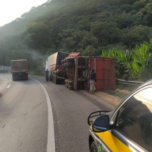 Rodovia fica interditada após tombamento de carreta carregada com soja