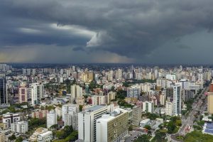 Fim de semana com previsão de algumas pancadas de chuva sobre o Paraná