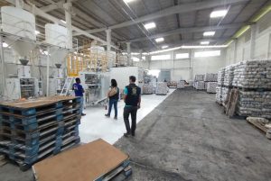 Mapa fiscaliza empresas para garantir qualidade e segurança da farinha de mandioca