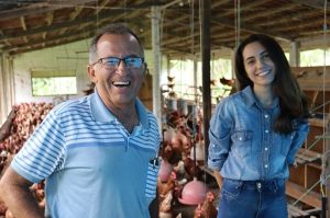 Conheça a história de parceria de pai e filha que melhorou a produção de ovos e a renda da família