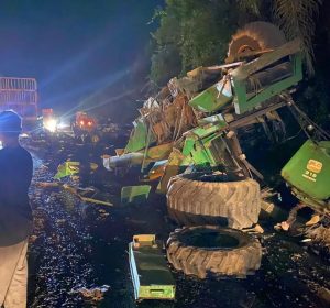 Colheitadeira fica destruída em acidente no PR; quatro pessoas ficaram gravemente feridas