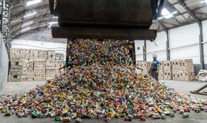 Brasil é um dos maiores produtores mundiais de lixo e taxa de reciclagem de resíduos sólidos é de apenas 4%