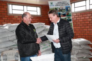 Produtores de leite recebem sementes de aveia para proteger pasto no inverno